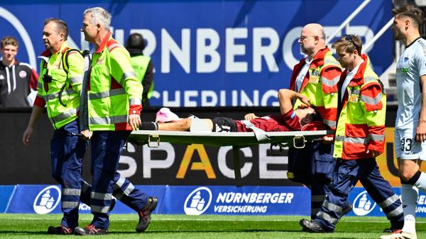 Unter Schmerzen wird der Mittelfeldmotor vom Platz getragen.