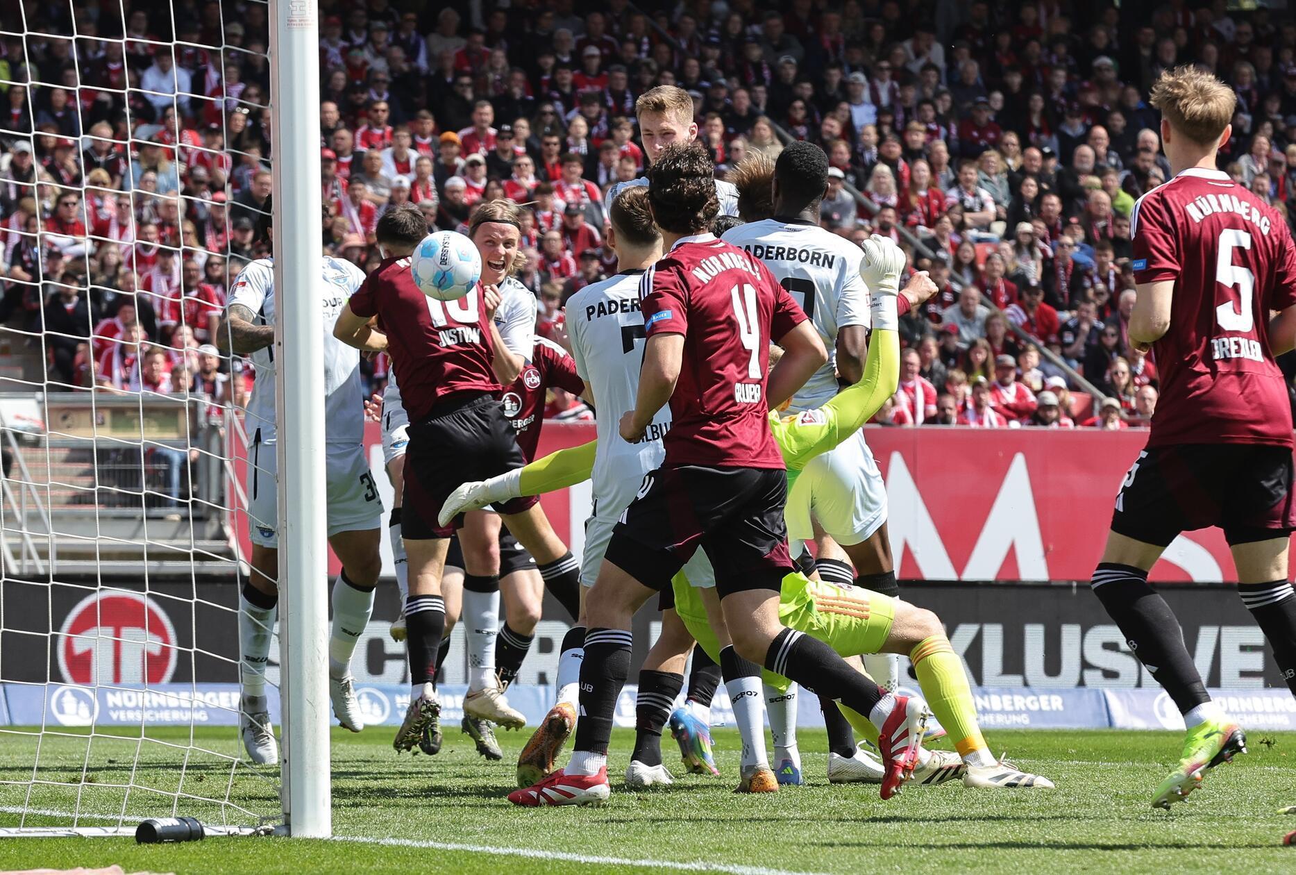 Der FCN verliert daraufhin komplett den Faden. Nach 20 Minuten klingelt es erstmals im Kasten von Reichert - Scheller nickt nach einem Eckball zum Ausgleich ein.