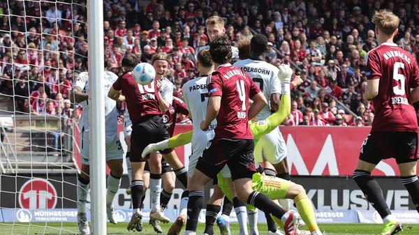 Der FCN verliert daraufhin komplett den Faden. Nach 20 Minuten klingelt es erstmals im Kasten von Reichert - Scheller nickt nach einem Eckball zum Ausgleich ein.
