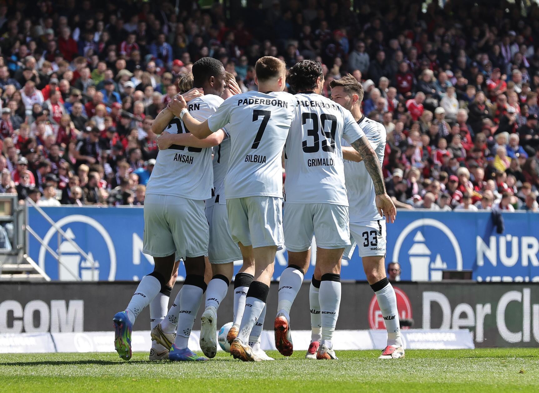 Die Gäste bejubeln den Treffer.