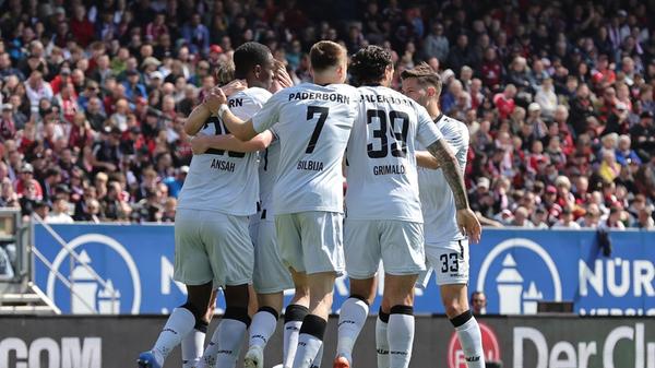 Die Gäste bejubeln den Treffer.