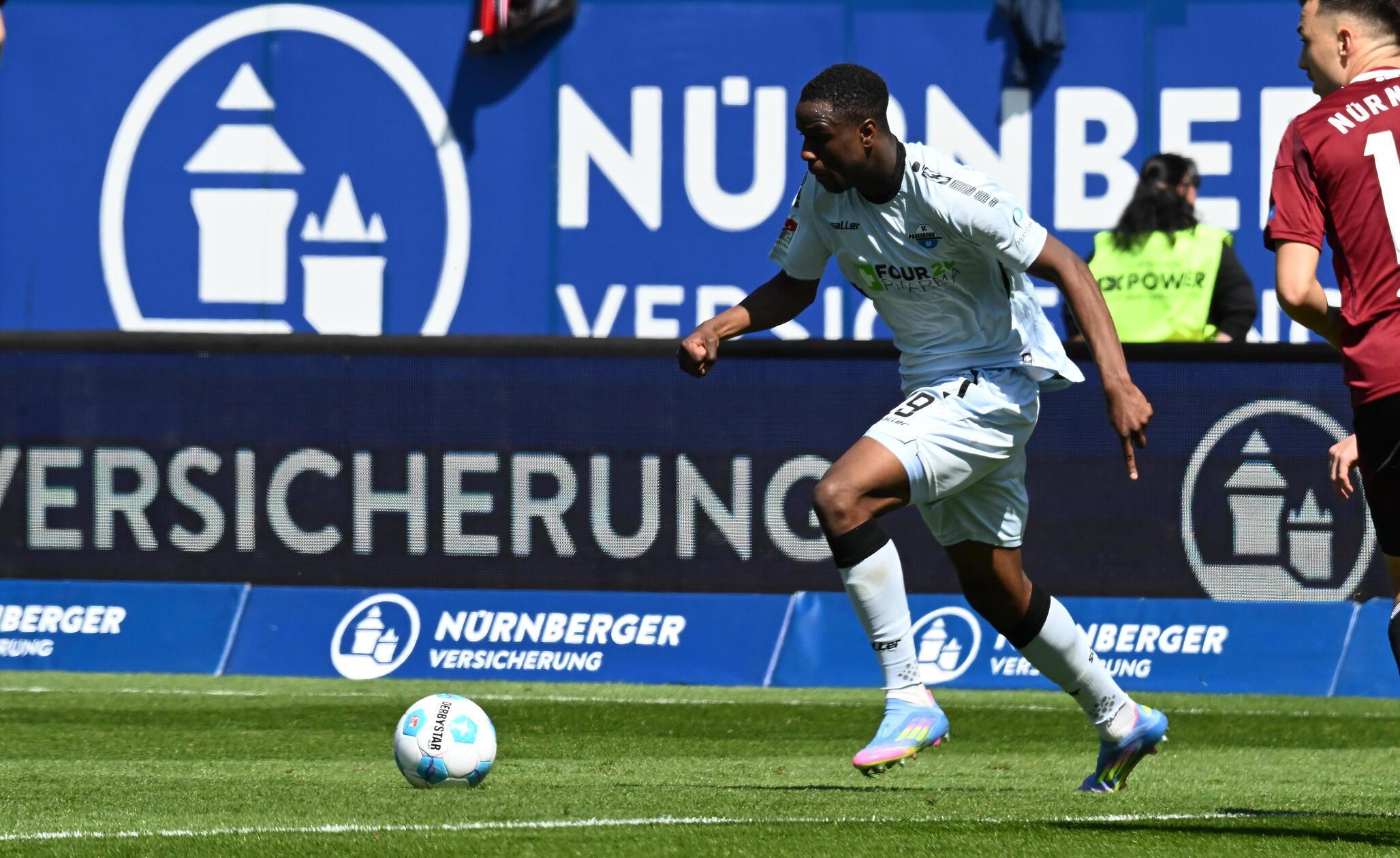 Zumindest bis kurz nach Wiederanpfiff: Dann fasst sich Ansah ein Herz und probiert es aus der zweiten Reihe...