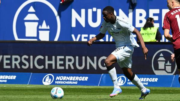 Zumindest bis kurz nach Wiederanpfiff: Dann fasst sich Ansah ein Herz und probiert es aus der zweiten Reihe...