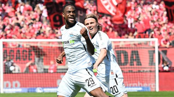 ...und trifft flach zur 1:2-Führung.