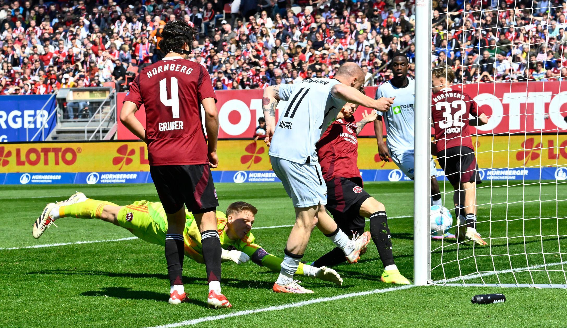 ...schlagen die Gäste ein drittes Mal zu: Reichert lässt einen Ball kurz vor der Linie klatschen, der eingewechselte Sven Michel bedankt sich und drückt den Ball aus kurzer Distanz über die Linie.