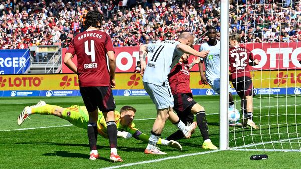 ...schlagen die Gäste ein drittes Mal zu: Reichert lässt einen Ball kurz vor der Linie klatschen, der eingewechselte Sven Michel bedankt sich und drückt den Ball aus kurzer Distanz über die Linie.