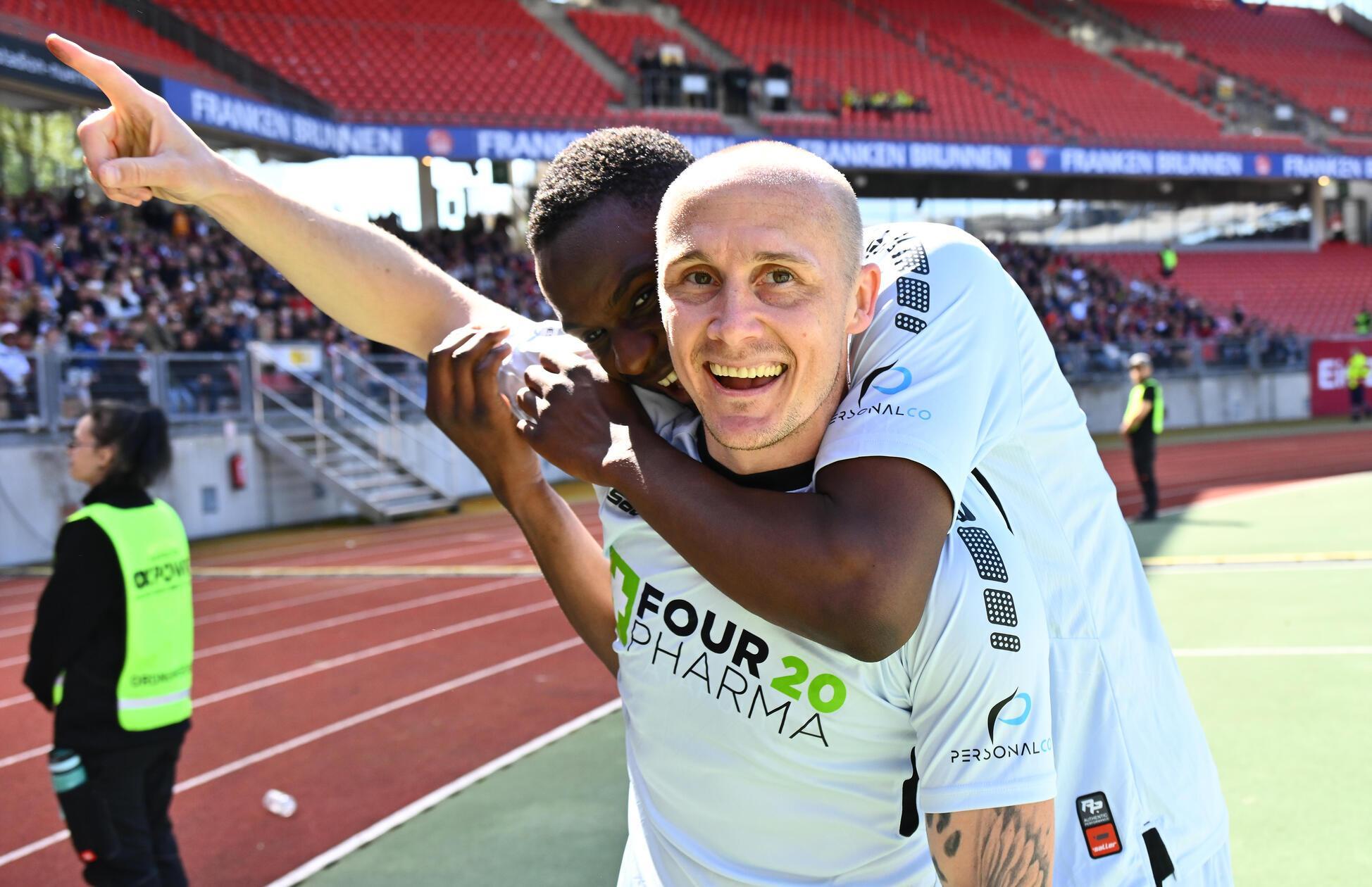 Die Vorentscheidung? Der Torschütze lässt sich jedenfalls ausgiebig feiern.