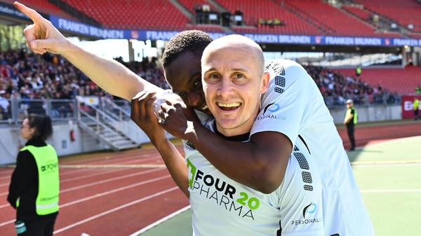 Die Vorentscheidung? Der Torschütze lässt sich jedenfalls ausgiebig feiern.