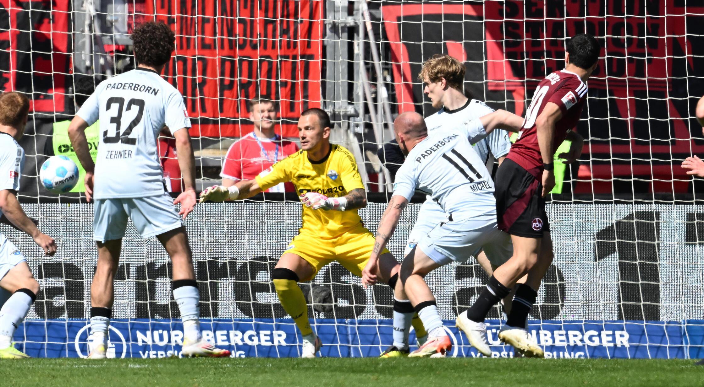 In der Nachspielzeit kommt der FCN tatsächlich noch einmal zum Anschlusstreffer: Nach einem Eckball ist es abermals Emreli, der am schnellsten schaltet und den Ball im langen Eck versenkt.