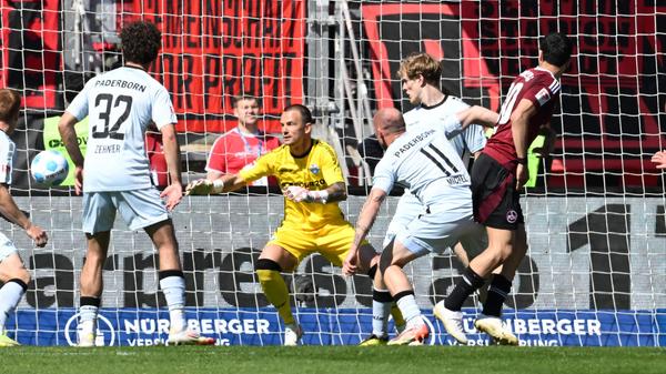 In der Nachspielzeit kommt der FCN tatsächlich noch einmal zum Anschlusstreffer: Nach einem Eckball ist es abermals Emreli, der am schnellsten schaltet und den Ball im langen Eck versenkt.