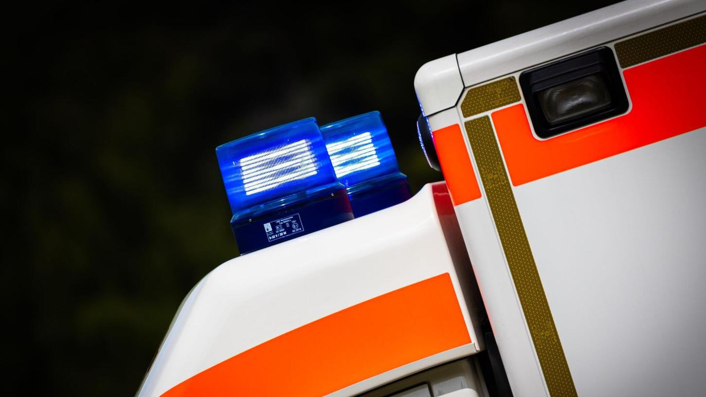 Unter anderem waren zwei Rettungswagen und ein Rettungshubschrauber im Einsatz. (Symbolbild) Unter anderem waren zwei Rettungswagen und ein Rettungshubschrauber im Einsatz. (Symbolbild)