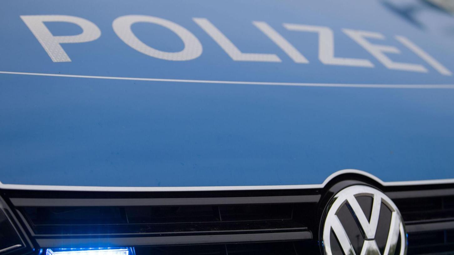 Ein Blaulicht leuchtet an einer Polizeistreife. Ein Blaulicht leuchtet an einer Polizeistreife.