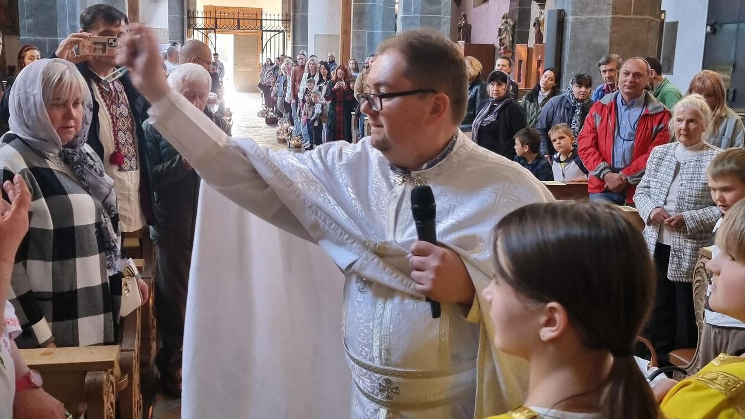 Im Neumarkter Münster feierten rund 200 Ukrainer die traditionelle Osterfeier mit Pfarrer Andriy Dmytryk. Im Neumarkter Münster feierten rund 200 Ukrainer die traditionelle Osterfeier mit Pfarrer Andriy Dmytryk.