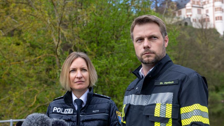Bürgermeister Johannes Hanisch und Polizeisprecherin Ilka Roth drücken der Familie von Pawlos ihre Anteilnahme aus. In der Nähe wurde das tote Kind am Ostersonntag gefunden. Bürgermeister Johannes Hanisch und Polizeisprecherin Ilka Roth drücken der Familie von Pawlos ihre Anteilnahme aus. In der Nähe wurde das tote Kind am Ostersonntag gefunden.