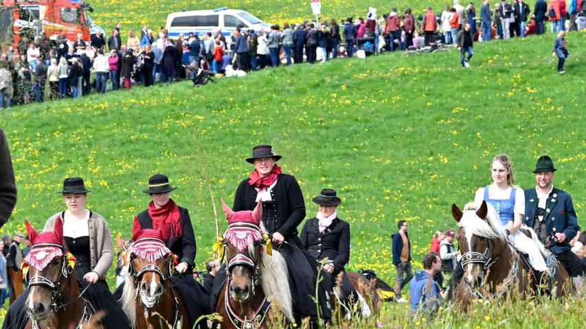 Zahlreiche Schaulustige verfolgen das Spektakel. Zahlreiche Schaulustige verfolgen das Spektakel.