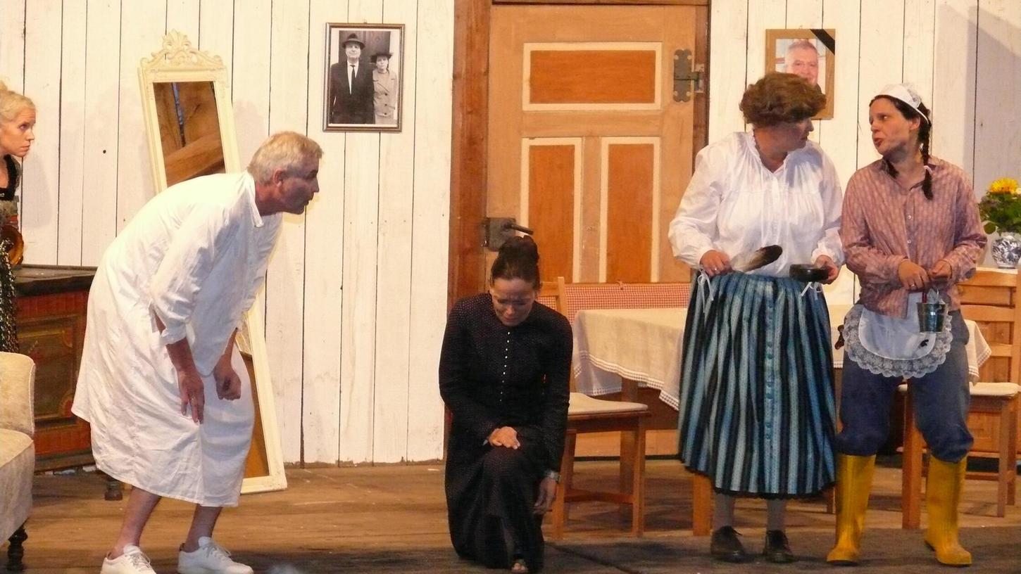 Das Königsteiner Bauerntheater bringt den Schwank "Überall san'd Weiber" auf die Bühne. Das Königsteiner Bauerntheater bringt den Schwank "Überall san'd Weiber" auf die Bühne.