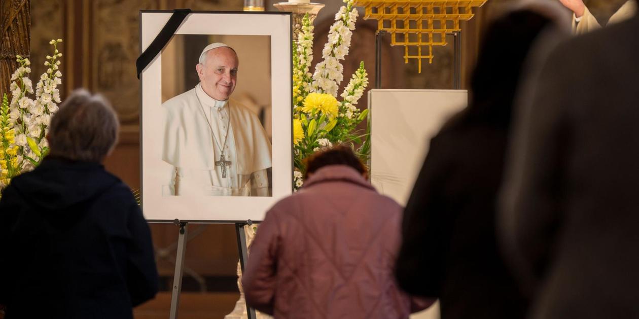Papst Franziskus verstorben: Bayern trauert und reagiert mit Kondolenzbüchern