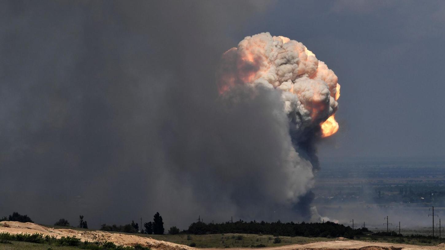 Russische Arsenale gehören zu den Hauptzielen ukrainischer Angriffe - im jüngsten Fall soll aber fahrlässiger Umgang mit Munition an den Explosionen schuld sein. (Archivbild) Russische Arsenale gehören zu den Hauptzielen ukrainischer Angriffe - im jüngsten Fall soll aber fahrlässiger Umgang mit Munition an den Explosionen schuld sein. (Archivbild)