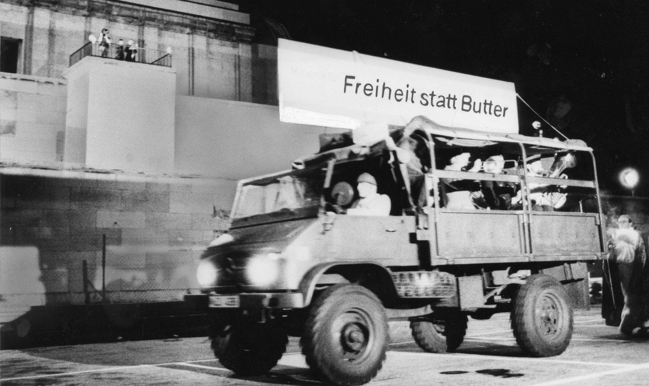 Am 18.9.1980 erreichte der „Anachronistische Zug“ das ehemalige Reichsparteitagsgelände in Nürnberg. Mit von der Partie war Hanne Hiob, die Tochter Bertolt Brechts, und sprach dessen antifaschistisches Gedicht „Der Anachronistische Zug oder Freiheit und Democracy“ von der Tribüne. Es handelte sich um ein mobiles politisches Straßentheater, das als Protestaktion im Vorfeld der damaligen Bundestagswahl quer durch die BRD zog. "Freiheit statt Butter", so persiflierte man den Wahlslogan der Union "Freiheit statt Sozialismus". Konkret richtete sich der Protest u.a. gegen die Kanzlerkandidatur von Franz Josef Strauß.