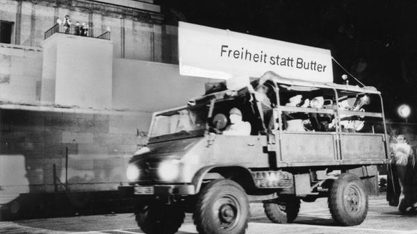 Am 18.9.1980 erreichte der „Anachronistische Zug“ das ehemalige Reichsparteitagsgelände in Nürnberg. Mit von der Partie war Hanne Hiob, die Tochter Bertolt Brechts, und sprach dessen antifaschistisches Gedicht „Der Anachronistische Zug oder Freiheit und Democracy“ von der Tribüne. Es handelte sich um ein mobiles politisches Straßentheater, das als Protestaktion im Vorfeld der damaligen Bundestagswahl quer durch die BRD zog. "Freiheit statt Butter", so persiflierte man den Wahlslogan der Union "Freiheit statt Sozialismus". Konkret richtete sich der Protest u.a. gegen die Kanzlerkandidatur von Franz Josef Strauß.
