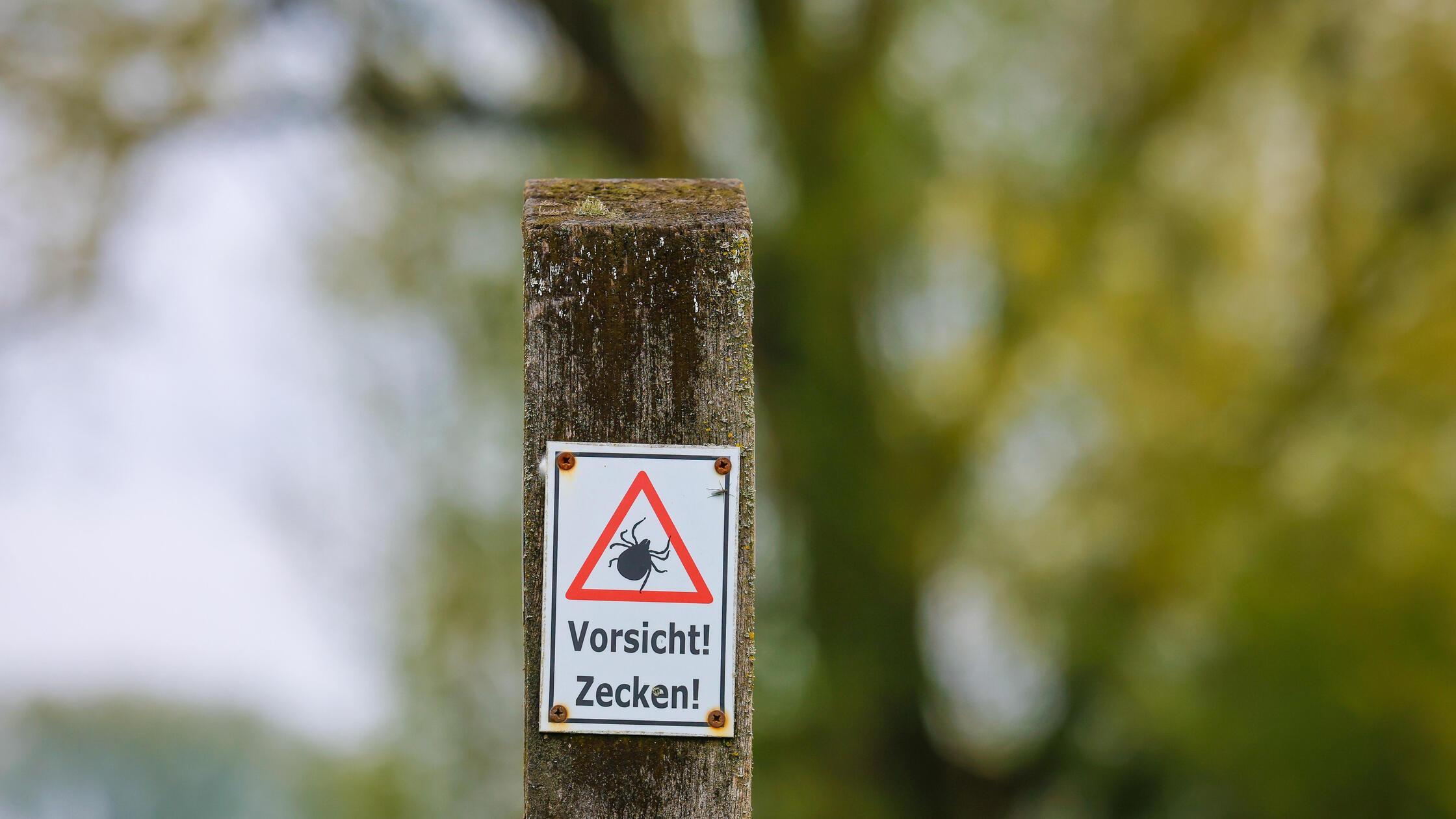 Vorsicht! Zecken!, Warnschild an einem Wanderweg, 