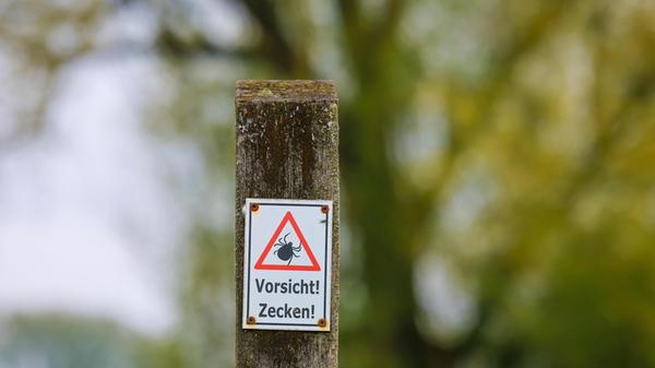 Vorsicht! Zecken!, Warnschild an einem Wanderweg,