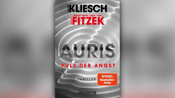 Der 6. Band ist der Abschluss der gefeierten Thriller-Reihe von Vincent Kliesch nach einer Idee von Sebastian Fitzek. Das Leben von True-Crime-Podcasterin Jula Ansorge steht auf dem Kopf. Die Demenz ihrer Mutter war nur vorgespielt. Noch dazu hat der forensische Phonetiker Matthias Hegel in ihrer Vergangenheit eine ganz andere Rolle gespielt, als er sie glauben ließ. Plötzlich werden beide von Terroristen vergiftet, es existiert genau eine Dosis des Gegenmittels. Kann Jula die größte Katastrophe ihres Lebens verhindern? Erscheinungstermin: 2. Juni 2025 304 Seiten Droemer TB 12,99 Euro (Buch und Kindle-Book bei Amazon)