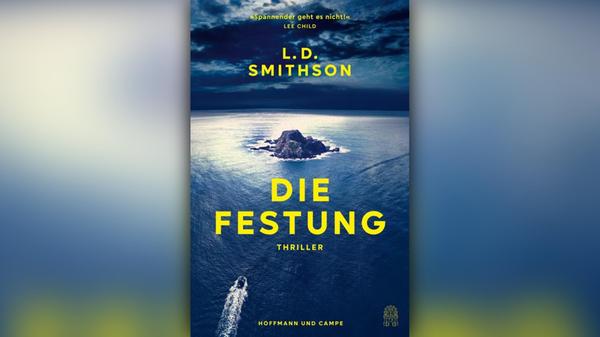 "Spannender geht es nicht" - Lee Child, Autor Auf einer abgelegenen Inselfestung vor der Küste Englands finden sich acht Personen ein, um an einer mysteriösen Reality-TV-Show teilzunehmen. Es gilt eine Reihe von Rätseln zu lösen, um am Ende das Preisgeld abzusahnen. Doch dann taucht die Leiche eines der Teilnehmer auf. Die dunkle Wahrheit zeichnet sich ab: Wer die Festung lebend verlassen will, muss das Spiel gewinnen. Erscheinungstermin: 6. Juni 2025 416 Seiten Hoffmann und Campe 18 Euro (Buch und Kindle-Book bei Amazon)