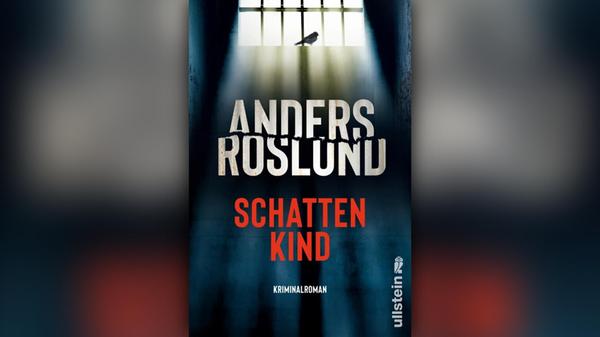 Im neuen Skandinavienkrimi von Erfolgsautor Anders Roslund ermittelt Kommissar Ewert Grens quasi in eigener Sache. Seine Karriere steht am Ende: Er wird in den Vorruhestand versetzt und sein Partner Piet Hoffmann kommt ins Gefängnis. Dort trifft Hoffmann auf einen Jugendfreund, der noch eine Rechnung mit ihm offen hat. Denn dieser gibt Hoffmann die Schuld am Tod seines Bruders. Es beginnt ein Wettlauf gegen die Zeit, in dem Grens verzweifelt versucht, seinen alten Partner aus dem Gefängnis zu retten. Erscheinungstermin: 26. Juni 2025 528 Seiten Ullstein 16,99 Euro (Buch und Kindle-Book bei Amazon)