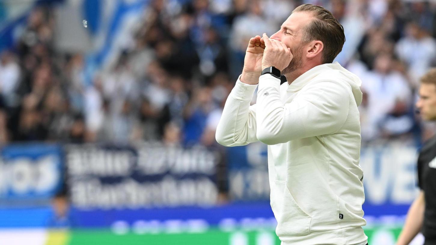 Jan Siewert sieht seine Mannschaft am Freitag unter positivem Druck. Jan Siewert sieht seine Mannschaft am Freitag unter positivem Druck.