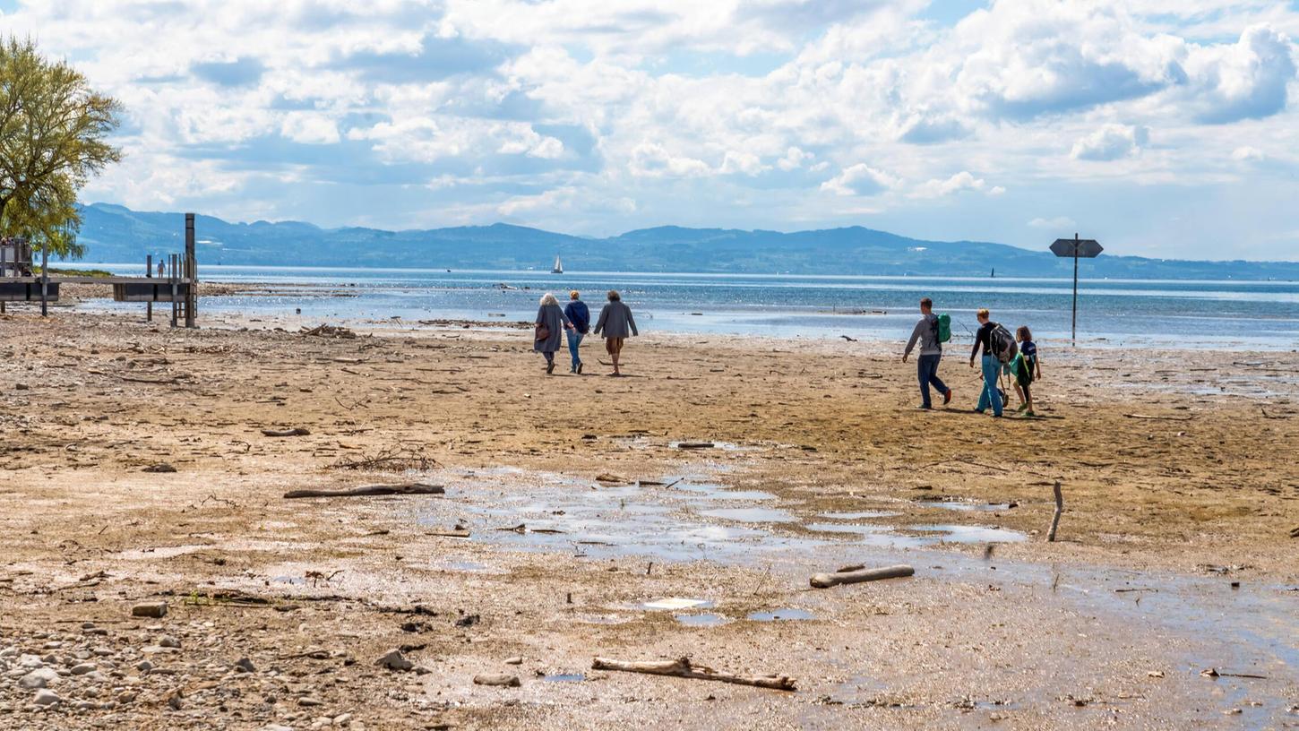 Der trockene Frühling machte sich am Wochenende bereits in Bayern bemerkbar: Die Uferzone des Bodensees war teils freigelegt. Der trockene Frühling machte sich am Wochenende bereits in Bayern bemerkbar: Die Uferzone des Bodensees war teils freigelegt.