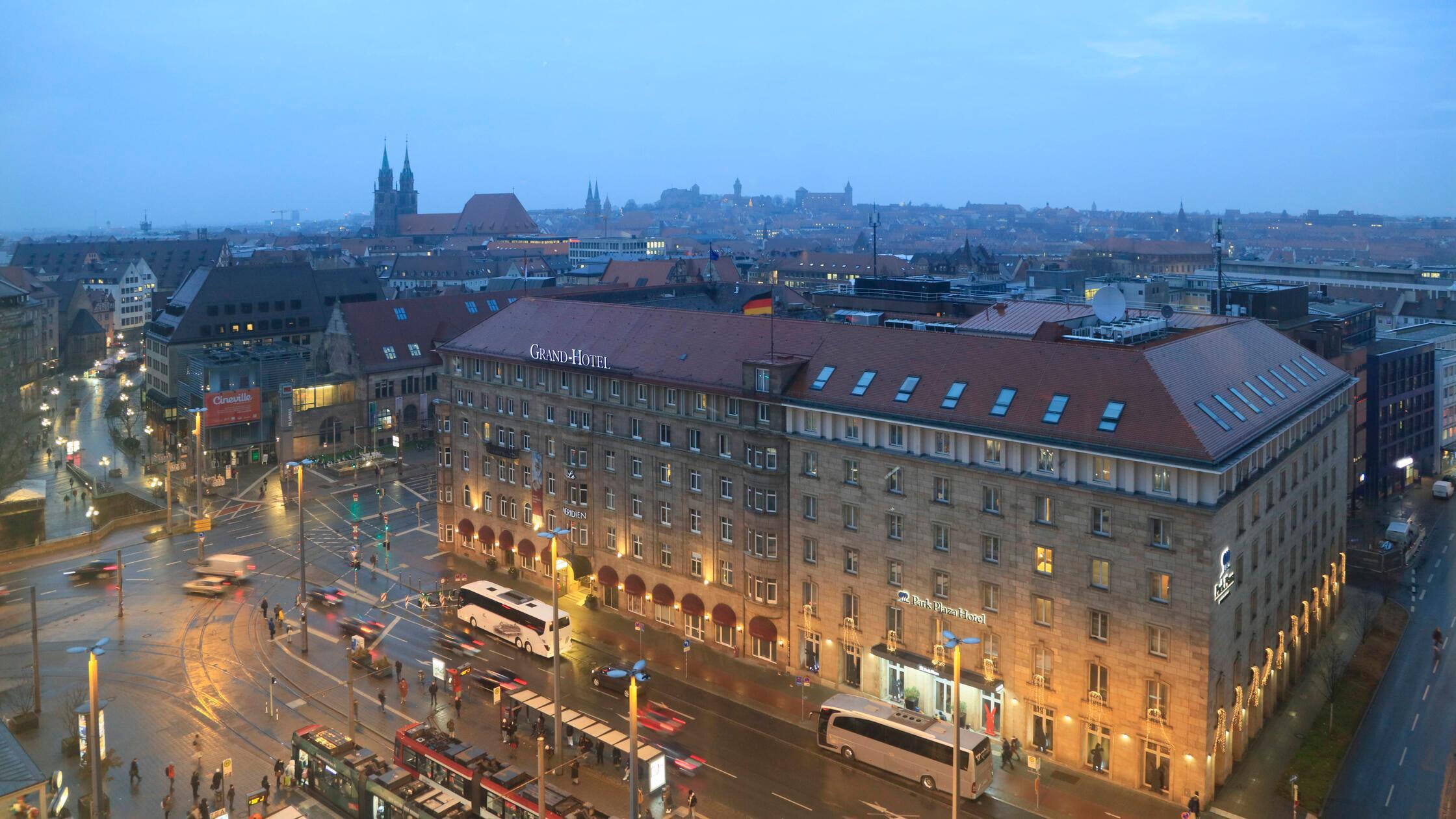 Vogelperspektive Bahnhofsplatz mit Strassenbahn, R