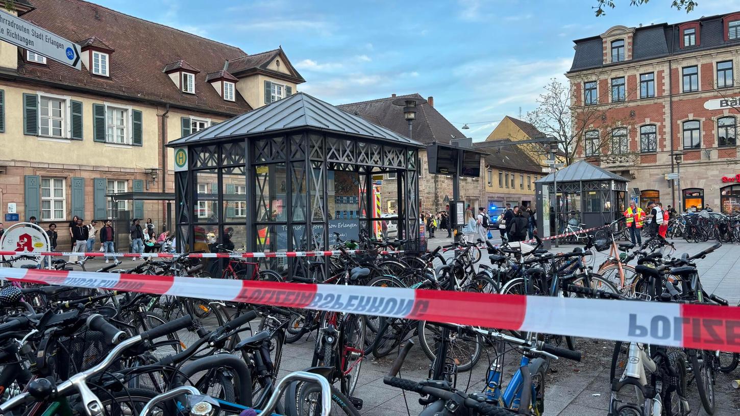 Der Bahnhof Erlangen ist wegen eines Einsatzes derzeit gesperrt. Der Bahnhof Erlangen ist wegen eines Einsatzes derzeit gesperrt.