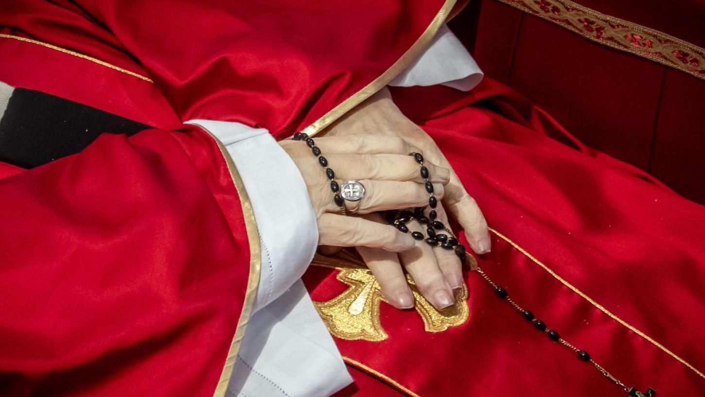 Noch liegt der tote Papst im offenen Sarg im Petersdom. Noch liegt der tote Papst im offenen Sarg im Petersdom.