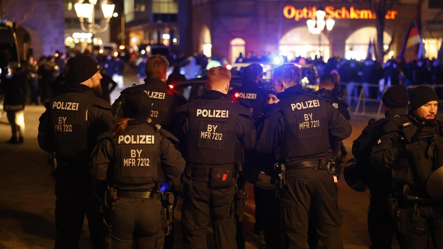 Hunderte Einsatzkräfte sind jeden Montag in der Nürnberger Innenstadt gefordert, wenn das in Teilen rechtsextreme „Team Menschenrechte“ und der antifaschistische Gegenprotest aufeinandertreffen. Hunderte Einsatzkräfte sind jeden Montag in der Nürnberger Innenstadt gefordert, wenn das in Teilen rechtsextreme „Team Menschenrechte“ und der antifaschistische Gegenprotest aufeinandertreffen.