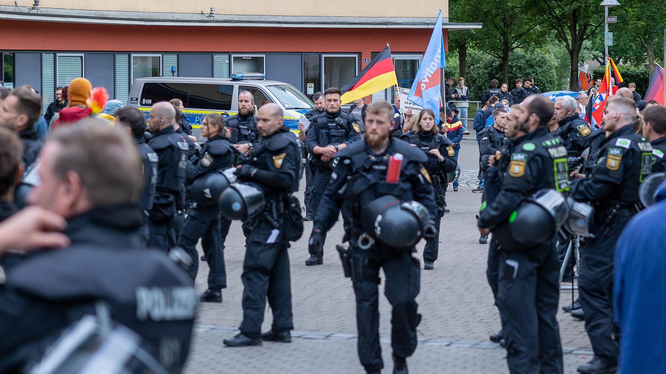 Polizeieinsatz bei Montagsdemo des öTeam Menschenr
