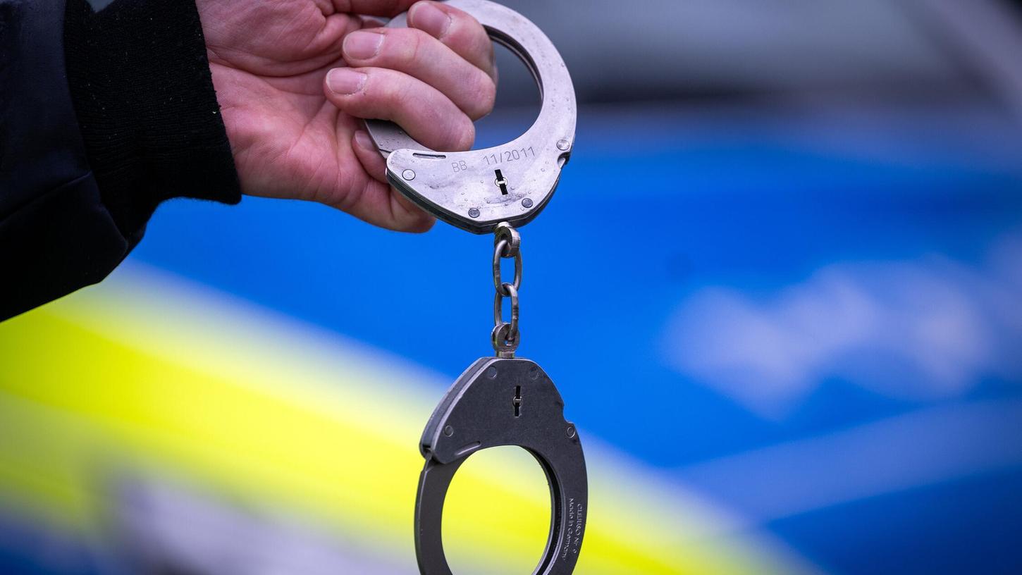 Am Mittwoch versuchte ein 22-jähriger Autofahrer in Fürth vor der Polizei zu flüchten. (Symbolbild) Am Mittwoch versuchte ein 22-jähriger Autofahrer in Fürth vor der Polizei zu flüchten. (Symbolbild)