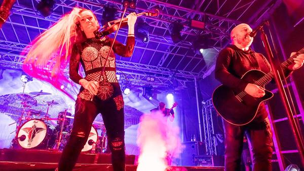Düster und kraftvoll klingen die Lieder der Folk-Rock-Veteranen von Subway to Sally. Die Anfang der 1990er Jahre gegründete Gruppe gastiert am Donnerstag, 1. Mai, in Nürnberg. Das Konzert der Potsdamer Kapelle, die bei der Show im Löwensaal ihr aktuelles Album "Post Mortem" vorstellt, beginnt um 20 Uhr.