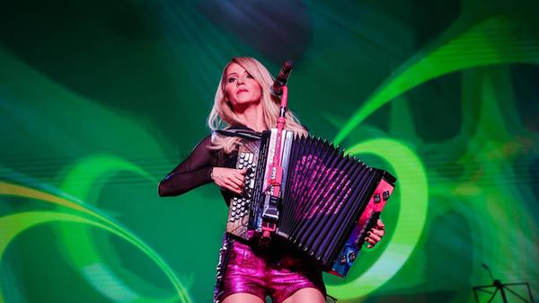 In einem kleinen Kärntner Tal wächst die österreichische Sängerin Melissa Naschenweng auf. Nach Auftritten beim Volksmusik-Grand-Prix und im Musikantenstadl nimmt ihre Karriere gehörig Fahrt auf. Mittlerweile ist Naschenweng eines der bekanntesten Gesichter des österreichischen Schlagers. Am Donnerstag, 8. Mai, performt die Musikerin in der Arena Nürnberg. Beginn: 20 Uhr.