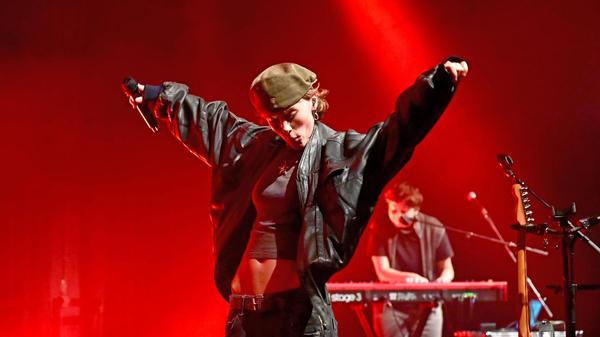 Das Erlanger E-Werk bittet am Freitag, 9. Mai, zu seinem großen Indoor-Festival Unter einem Dach. Bei dem um 19 Uhr beginnenden Event im gesamten Haus und im Garten treten mit Paula Engels (Foto), Frytz, Mina Richman und Easy Easy die Stars von Morgen auf.