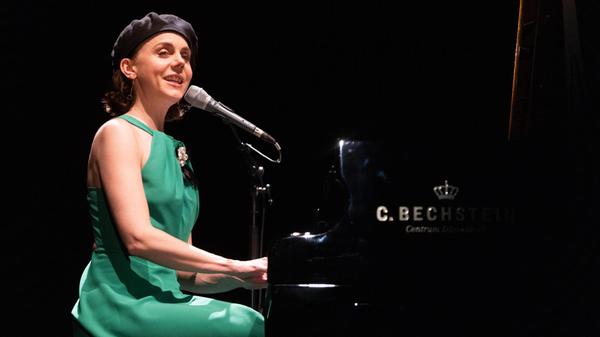 Anna Depenbusch ist Liedermacherin und im Besitz einer exzellenten Stimme. Am Mittwoch, 14. Mai, beweist die Künstlerin ihr Können im Erlanger Redoutensaal. Begleitet wird sie bei dem Konzert vom Neoklassik-Ensemble Kaiser Quartett. Der stimmungsvolle Abend beginnt um 20 Uhr.