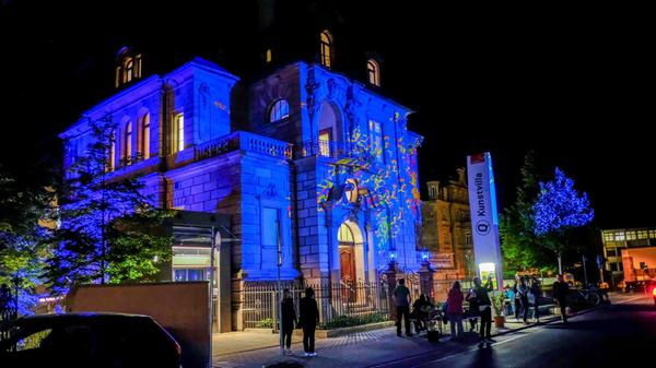 "Love and Peace" lautet das Motto der Blauen Nacht in diesem Jahr. An dem beliebten Event in der Nürnberger Innenstadt beteiligen sich Museen und andere Einrichtungen. Los geht's am Samstag, 17. Mai, um 17 Uhr mit dem Familienprogramm.