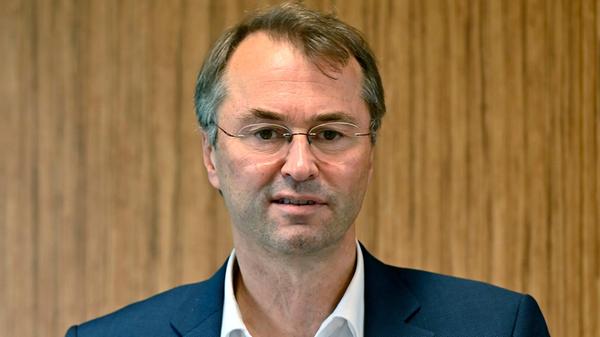 Wissenschaftsminister besucht Erlanger Virologie