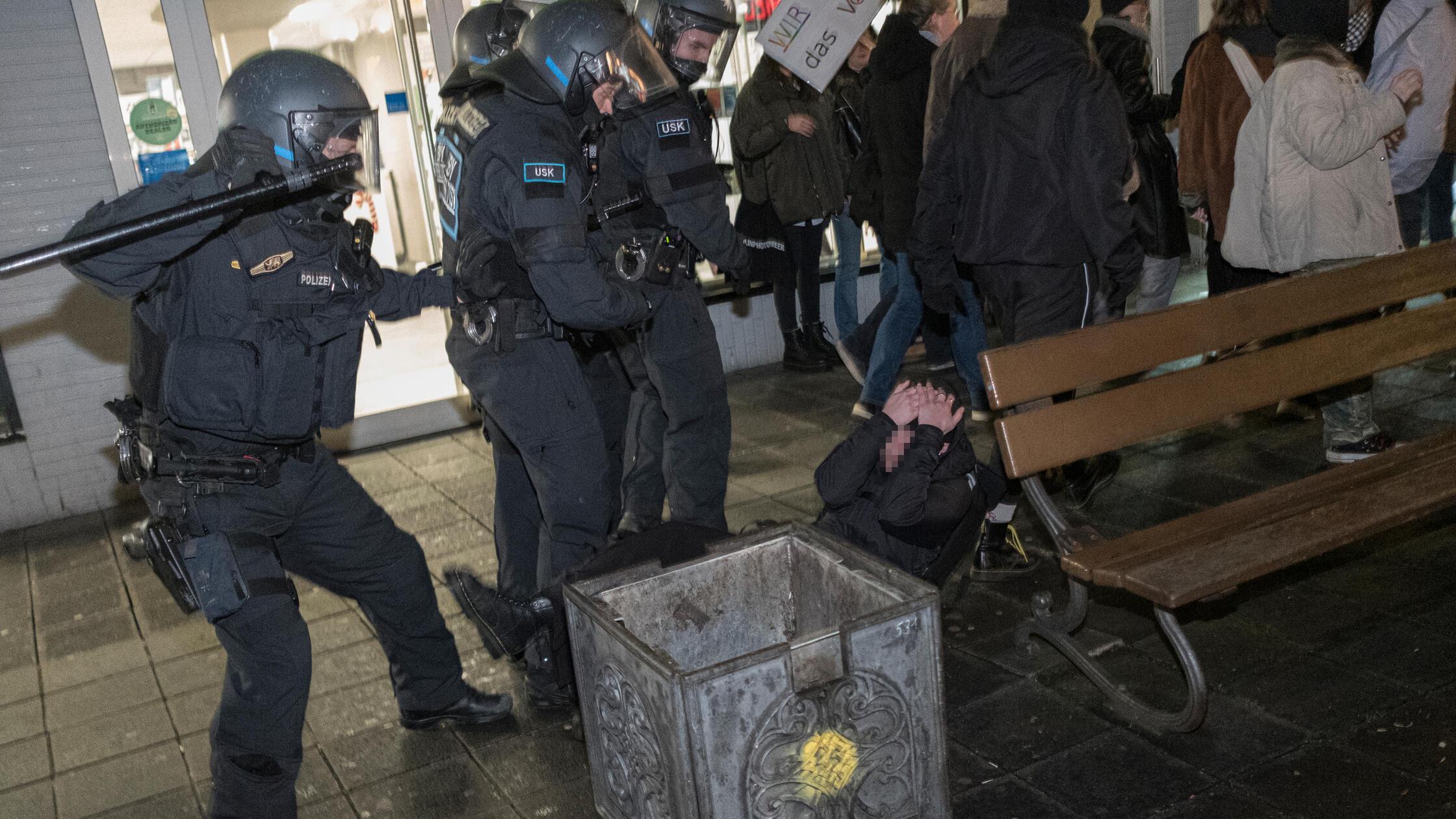 Polizeigewalt Bilder_Montagsdemonstrationen-04
