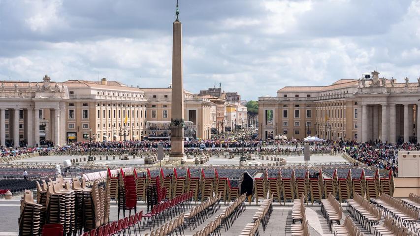 Auf dem Petersplatz laufen die Vorbereitungen für das große Requiem. Auf dem Petersplatz laufen die Vorbereitungen für das große Requiem.