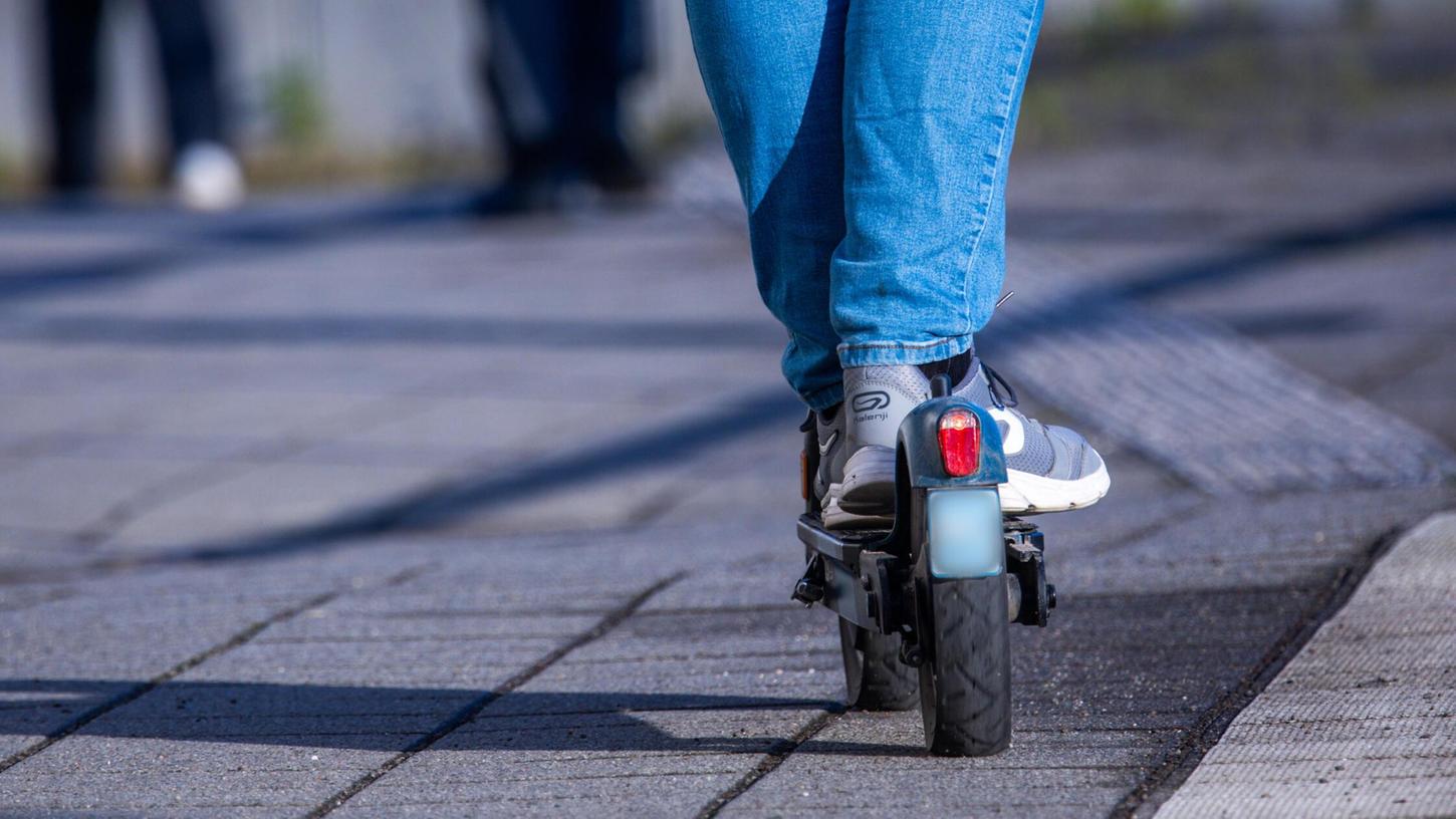 Ein Mensch auf einem E-Scooter (Symbolfoto). Ein Mensch auf einem E-Scooter (Symbolfoto).