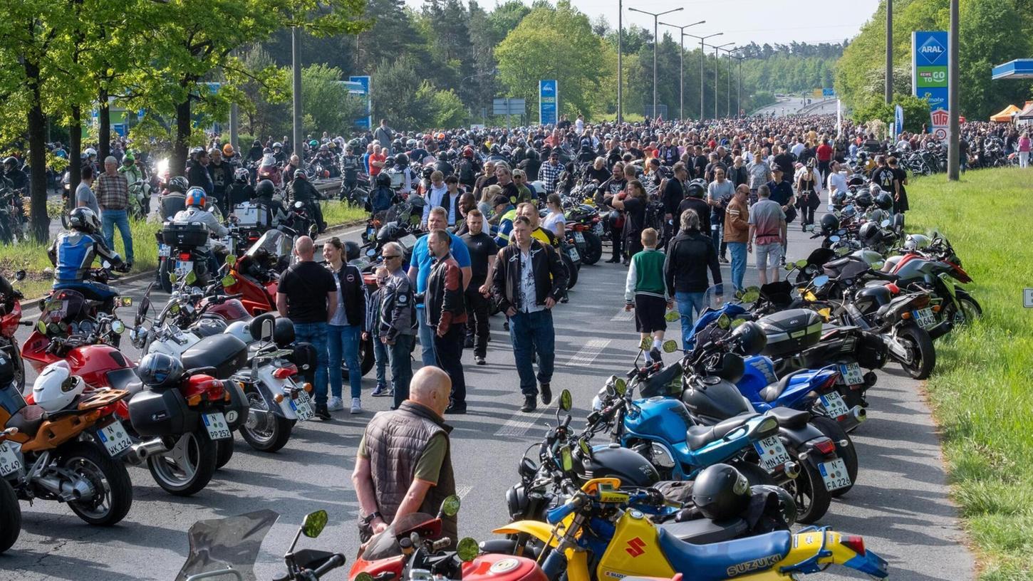 Am 1. Mai wird wieder eine Motorrad-Welle durch Nürnberg schwappen: Zehntausende Biker treffen sich an der Münchner Straße zur traditionellen Ausfahrt. Am 1. Mai wird wieder eine Motorrad-Welle durch Nürnberg schwappen: Zehntausende Biker treffen sich an der Münchner Straße zur traditionellen Ausfahrt.