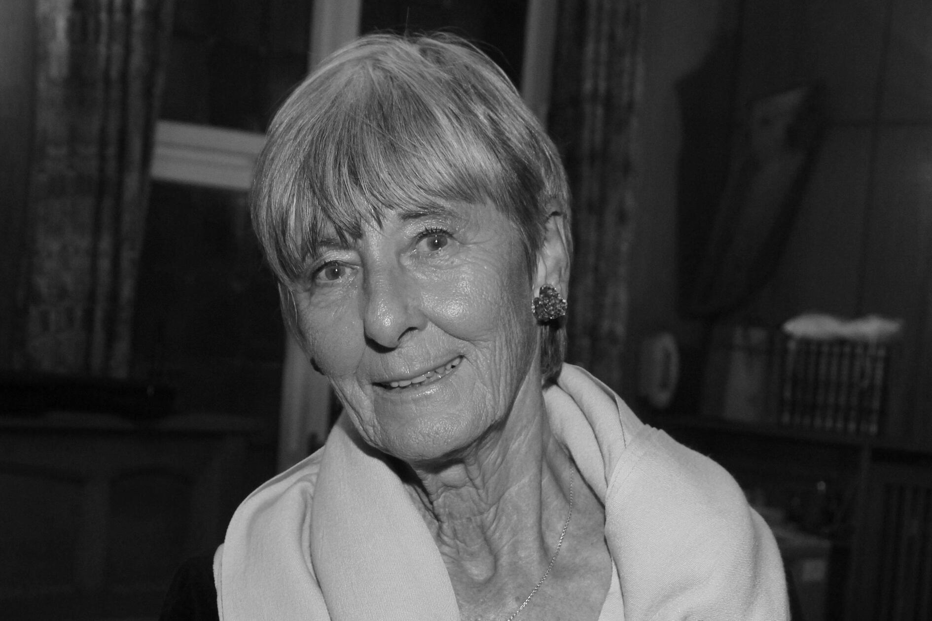 Doris Gercke, Schöpferin der TV-Kommissarin Bella Block, ist am 25. Juli 2025 im Alter von 88 Jahren in ihrer Heimatstadt Hamburg verstorben. 1937 in Greifswald geboren, schlug es Gercke mit ihrer Familie 1949 in die Hansestadt. 1988 erschien "Weinschröter, du musst hängen". Für den Roman erhielt sie den internationalen Schwedischen Krimipreis.