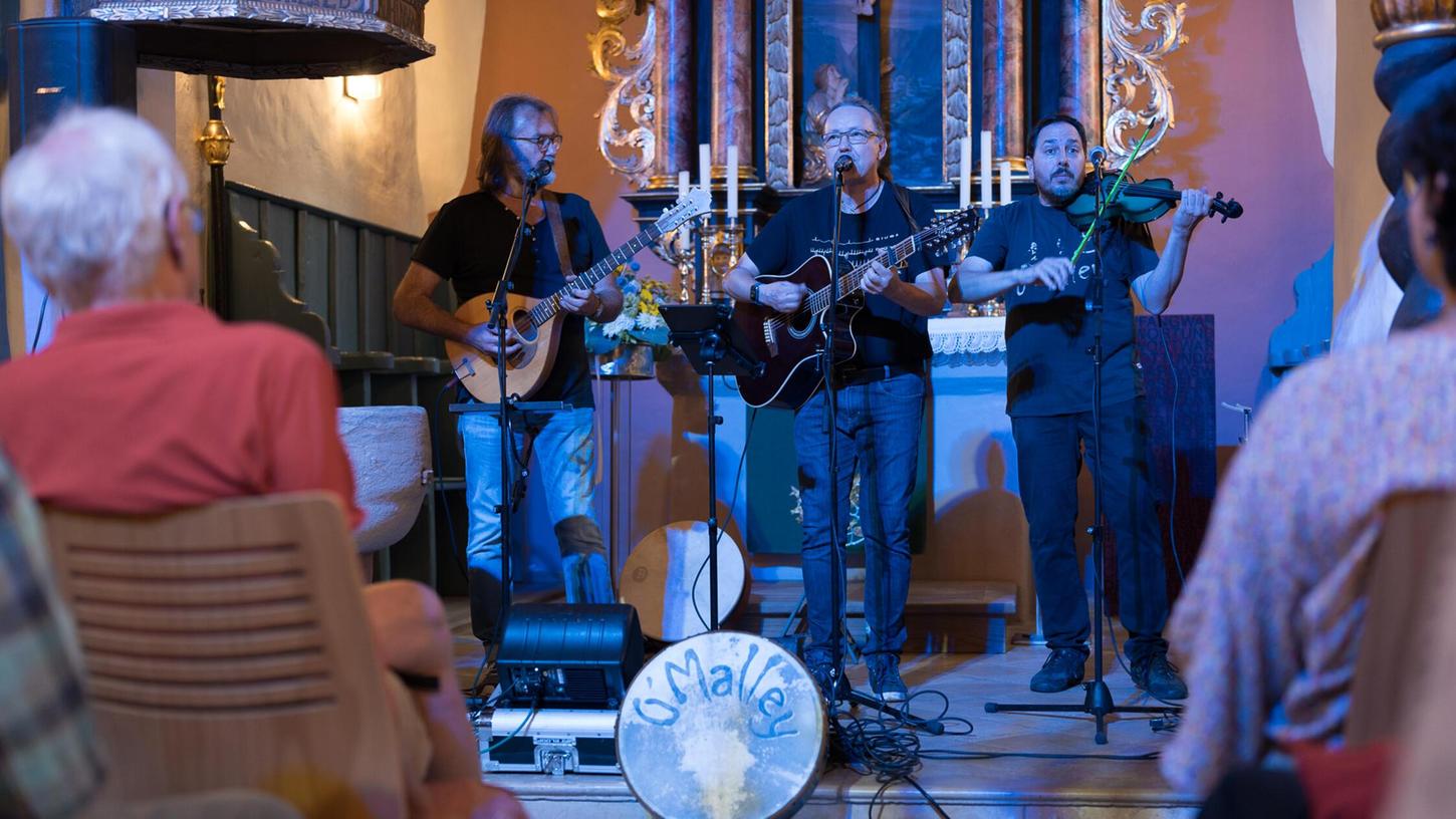 Klein, aber klangvoll: Seit über 20 Jahren ist die Heilig-Geist-Kirche in Obermichelbach Schauplatz von „Kultur in der Kirche“ - hier 2024 beim Auftritt der Band O'Malley. Klein, aber klangvoll: Seit über 20 Jahren ist die Heilig-Geist-Kirche in Obermichelbach Schauplatz von „Kultur in der Kirche“ - hier 2024 beim Auftritt der Band O'Malley.