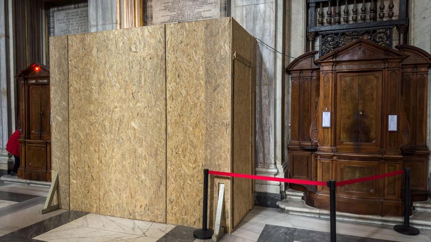 Das Grab wird noch von Sperrholzplatten verdeckt. Das Grab wird noch von Sperrholzplatten verdeckt.